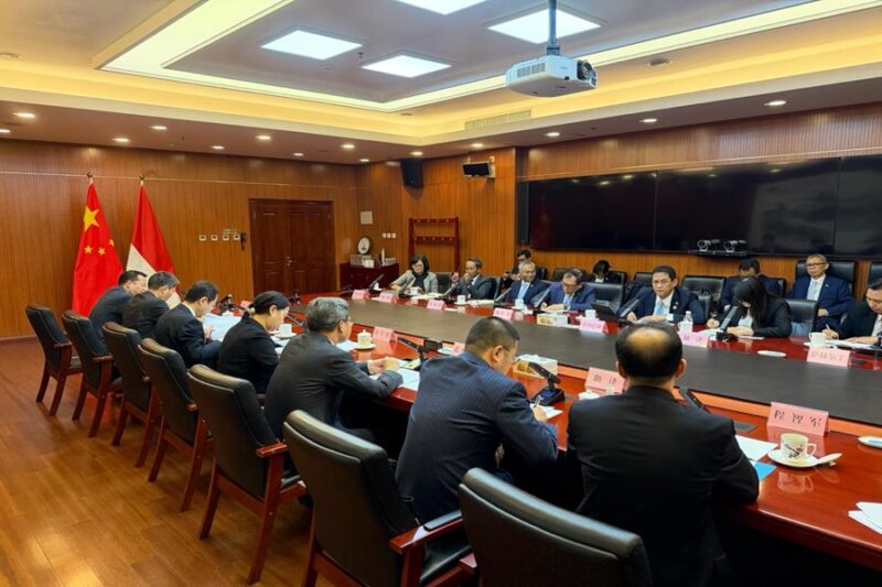 Menteri Keuangan Purbaya Yudhi Sadewa dalam pertemuan bilateral dengan Menteri Keuangan Republik Rakyat Tiongkok (RRT), Lan Fo’an Beijing (*Dok Kemenkeu)
