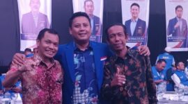 Ketua Dewan Pimpinan Daerah (DPD) Himpunan Nelayan Seluruh Indonesia (HNSI) Sulawesi Selatan (tengah)