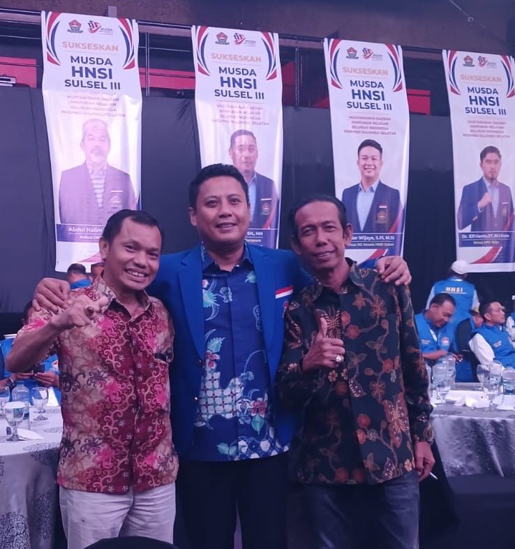 Ketua Dewan Pimpinan Daerah (DPD) Himpunan Nelayan Seluruh Indonesia (HNSI) Sulawesi Selatan (tengah)
