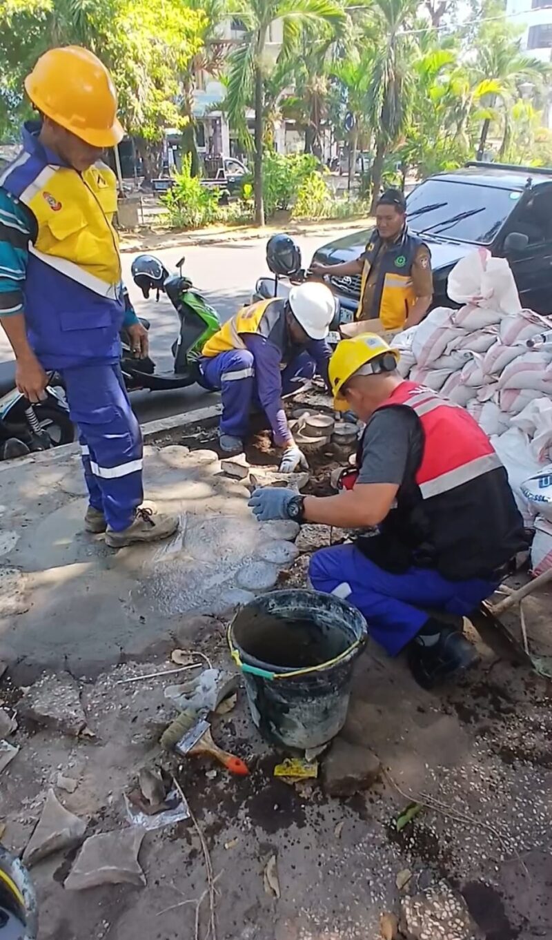 Pembenahan trotoar oleh dinas PU