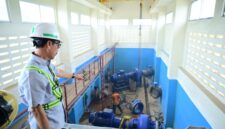 Plt Dirut PDAM Kota Makassar, Andi Syahrum Makkuradde saat memantau Intake Manggala