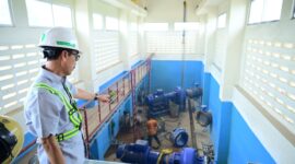 Plt Dirut PDAM Kota Makassar, Andi Syahrum Makkuradde saat memantau Intake Manggala