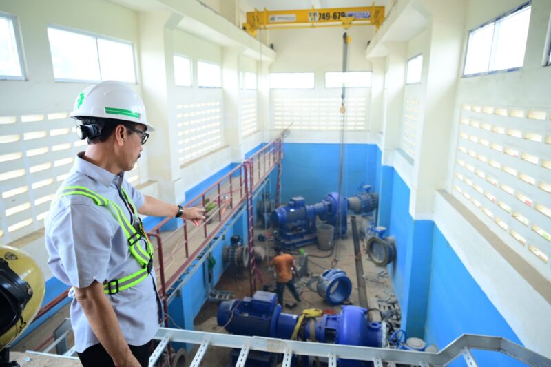 Plt Dirut PDAM Kota Makassar, Andi Syahrum Makkuradde saat memantau Intake Manggala