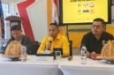 Ketua Komite Olahraga Nasional Indonesia (KONI) Kota Makassar (tengah)