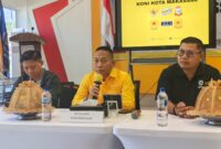 Ketua Komite Olahraga Nasional Indonesia (KONI) Kota Makassar (tengah)