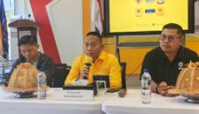 Ketua Komite Olahraga Nasional Indonesia (KONI) Kota Makassar (tengah)