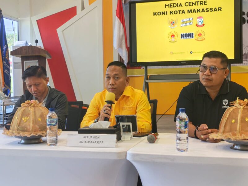 Ketua Komite Olahraga Nasional Indonesia (KONI) Kota Makassar (tengah)