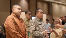 Walikota Makassar Munafri Arifuddin bersama Direktur Jenderal (Dirjen) Bina Keuangan Daerah Kementerian Dalam Negeri (Kemendagri), Agus Fatoni