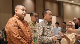 Walikota Makassar Munafri Arifuddin bersama Direktur Jenderal (Dirjen) Bina Keuangan Daerah Kementerian Dalam Negeri (Kemendagri), Agus Fatoni