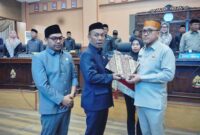 Ketua DPRD Kabupaten Jeneponto, Didis Suryadi bersama Bupati Jeneponto H. Paris Yasir, S.E., M.M., saat penyerahan ranperda