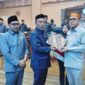 Ketua DPRD Kabupaten Jeneponto, Didis Suryadi bersama Bupati Jeneponto H. Paris Yasir, S.E., M.M., saat penyerahan ranperda