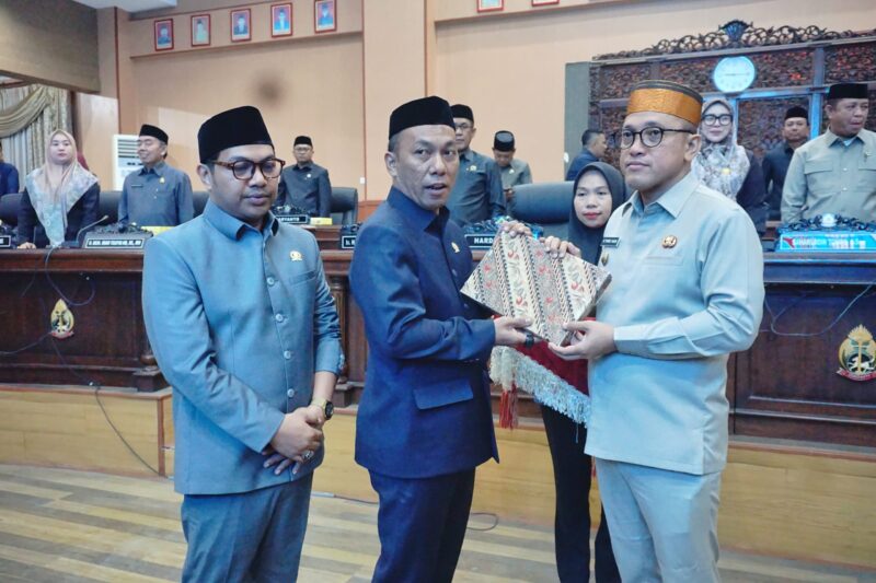 Ketua DPRD Kabupaten Jeneponto, Didis Suryadi bersama Bupati Jeneponto H. Paris Yasir, S.E., M.M., saat penyerahan ranperda