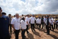Wali Kota Makassar, Munafri Arifuddin bersama Menteri Lingkungan Hidup (LH)/Kepala Badan Pengendalian Lingkungan Hidup (KBPLH), Moh. Jumhur Hidayat dan rombongan