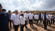 Wali Kota Makassar, Munafri Arifuddin bersama Menteri Lingkungan Hidup (LH)/Kepala Badan Pengendalian Lingkungan Hidup (KBPLH), Moh. Jumhur Hidayat dan rombongan
