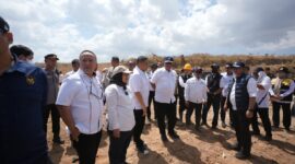 Wali Kota Makassar, Munafri Arifuddin bersama Menteri Lingkungan Hidup (LH)/Kepala Badan Pengendalian Lingkungan Hidup (KBPLH), Moh. Jumhur Hidayat dan rombongan