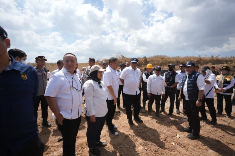 Wali Kota Makassar, Munafri Arifuddin bersama Menteri Lingkungan Hidup (LH)/Kepala Badan Pengendalian Lingkungan Hidup (KBPLH), Moh. Jumhur Hidayat dan rombongan