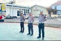 Kaur Bin Ops ( KBO ) sat lantas Polres Jeneponto Iptu. Samoddin, SS (tengah)