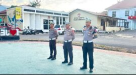 Kaur Bin Ops ( KBO ) sat lantas Polres Jeneponto Iptu. Samoddin, SS (tengah)