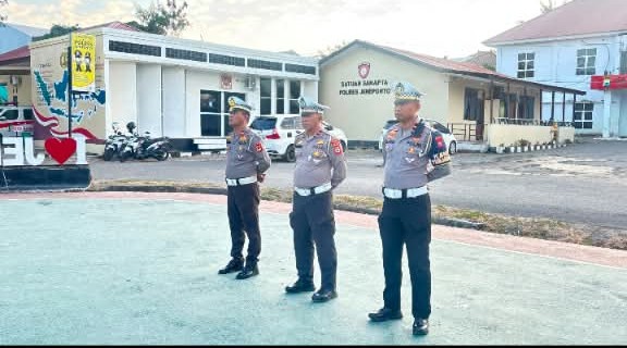 Kaur Bin Ops ( KBO ) sat lantas Polres Jeneponto Iptu. Samoddin, SS (tengah)