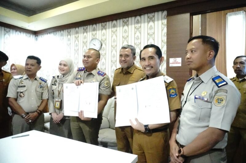 Bupati Jeneponto H. Paris Yasir, S.E., M.M. bersama Kepala Kantor Pertanahan Kabupaten Jeneponto Achmadi Natsir, S.H., M.H., beserta rombongan