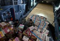 Bantuan logistik bagi masyarakat terdampak  bencana gempa bumi di NTT (Foto: BPMI Setpres)