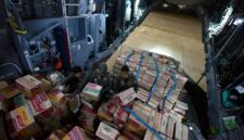 Bantuan logistik bagi masyarakat terdampak  bencana gempa bumi di NTT (Foto: BPMI Setpres)