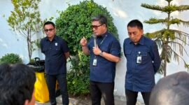 Direktur Utama Perumda Parkir Makassar Raya, Adi Rasyid Ali, S.E., M.M., (tengah)