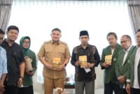 Rektor UIM Al-Gazali, Prof. Dr. Muammar Bakry dan rombongan bersama Wali Kota Makassar Munafri Arifuddin
