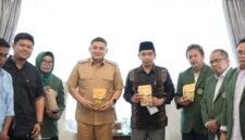 Rektor UIM Al-Gazali, Prof. Dr. Muammar Bakry dan rombongan bersama Wali Kota Makassar Munafri Arifuddin