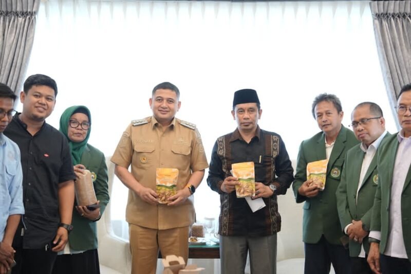 Rektor UIM Al-Gazali, Prof. Dr. Muammar Bakry dan rombongan bersama Wali Kota Makassar Munafri Arifuddin