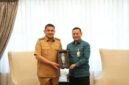 Wali Kota Makassar Munafri Arifuddin bersama Direktur Pelayanan BPJS Ketenagakerjaan, Trisna Sonjaya