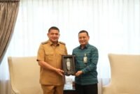 Wali Kota Makassar Munafri Arifuddin bersama Direktur Pelayanan BPJS Ketenagakerjaan, Trisna Sonjaya