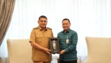 Wali Kota Makassar Munafri Arifuddin bersama Direktur Pelayanan BPJS Ketenagakerjaan, Trisna Sonjaya