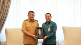 Wali Kota Makassar Munafri Arifuddin bersama Direktur Pelayanan BPJS Ketenagakerjaan, Trisna Sonjaya