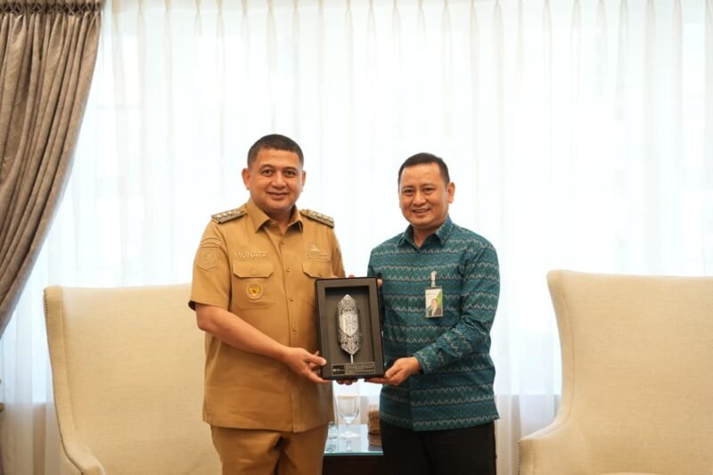 Wali Kota Makassar Munafri Arifuddin bersama Direktur Pelayanan BPJS Ketenagakerjaan, Trisna Sonjaya