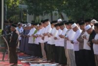 Wali Kota Makassar, Munafri Arifuddin, bersama jajaran Pemerintah Kota Makassar dan masyarakat melaksanakan Salat Istisqa di halaman Masjid Al Markaz Al-Islami