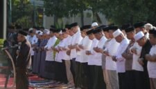 Wali Kota Makassar, Munafri Arifuddin, bersama jajaran Pemerintah Kota Makassar dan masyarakat melaksanakan Salat Istisqa di halaman Masjid Al Markaz Al-Islami