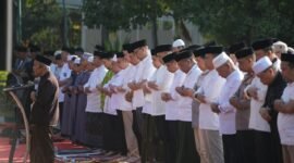 Wali Kota Makassar, Munafri Arifuddin, bersama jajaran Pemerintah Kota Makassar dan masyarakat melaksanakan Salat Istisqa di halaman Masjid Al Markaz Al-Islami