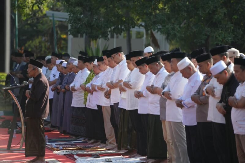 Wali Kota Makassar, Munafri Arifuddin, bersama jajaran Pemerintah Kota Makassar dan masyarakat melaksanakan Salat Istisqa di halaman Masjid Al Markaz Al-Islami