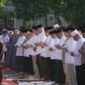 Wali Kota Makassar, Munafri Arifuddin, bersama jajaran Pemerintah Kota Makassar dan masyarakat melaksanakan Salat Istisqa di halaman Masjid Al Markaz Al-Islami
