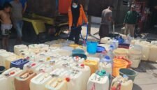 antrean air bersoh yang disediakan Pemerintah Kota Makassar