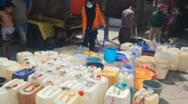 antrean air bersoh yang disediakan Pemerintah Kota Makassar