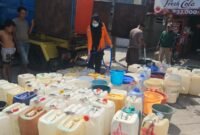 antrean air bersoh yang disediakan Pemerintah Kota Makassar