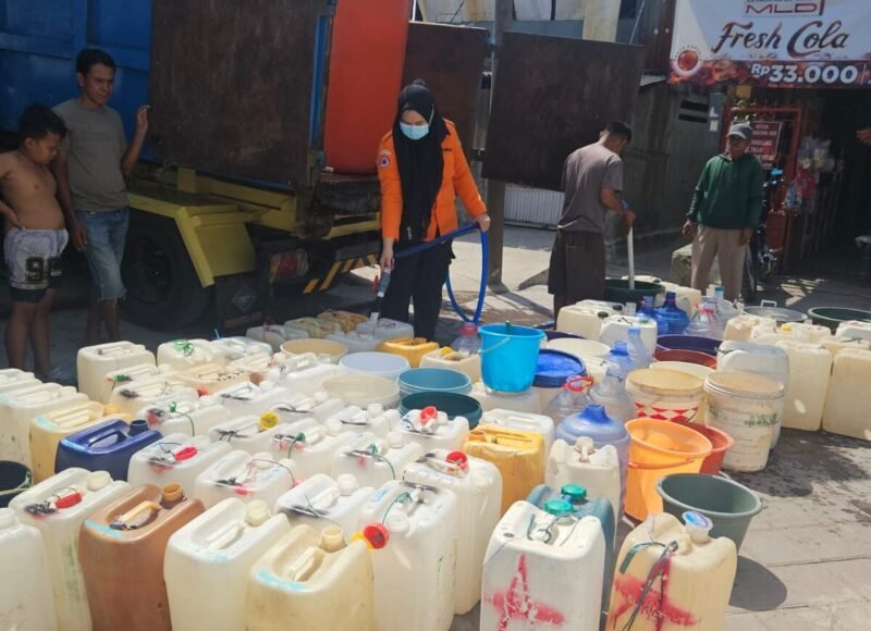 antrean air bersoh yang disediakan Pemerintah Kota Makassar