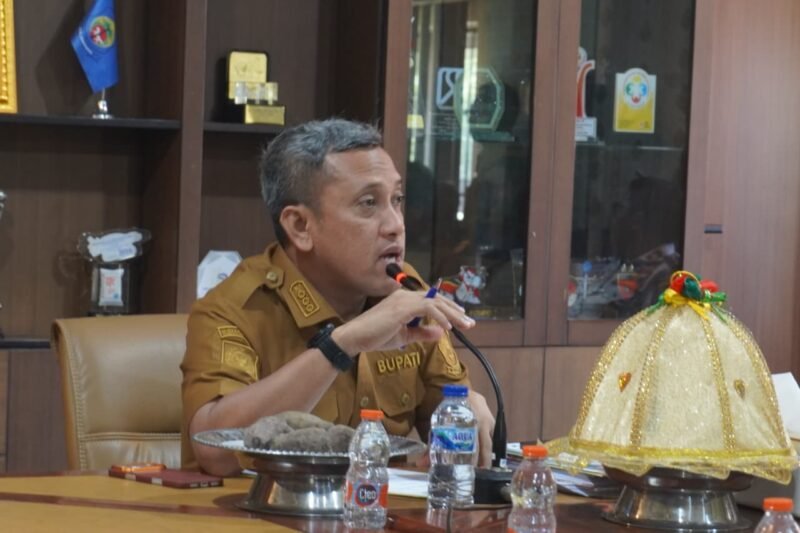 Bupati Jeneponto H. Paris Yasir, SE., MM. saat memimpin rapat koordinasi bersama Forkopimda