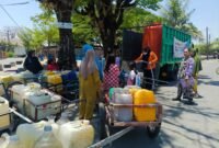 Penyaluran air bersih sebanyak  3.043.800 liter air melalui 310 titik distribusi