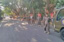 Satpol PP saat melakukan pengawasan dan sterilisasi kawasan Jalan Mawas, Kecamatan Mamajang