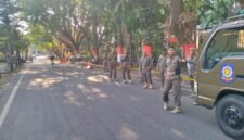 Satpol PP saat melakukan pengawasan dan sterilisasi kawasan Jalan Mawas, Kecamatan Mamajang