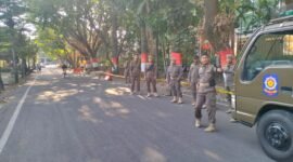 Satpol PP saat melakukan pengawasan dan sterilisasi kawasan Jalan Mawas, Kecamatan Mamajang