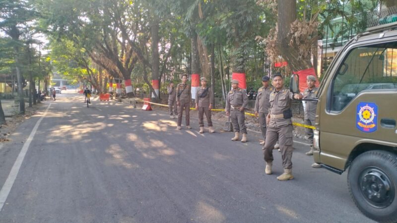 Satpol PP saat melakukan pengawasan dan sterilisasi kawasan Jalan Mawas, Kecamatan Mamajang